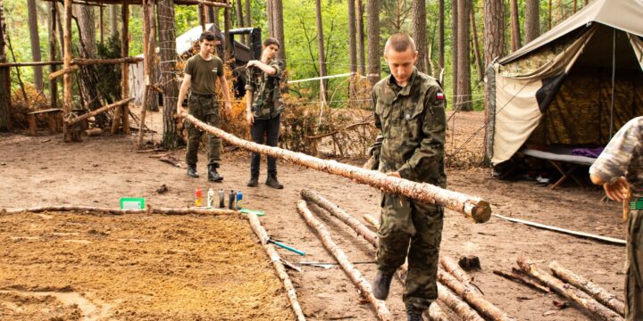 Czy na obozach wojskowych jest surowy rygor?